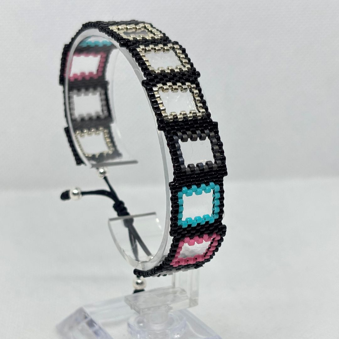 Pulsera tejida en Miyuki - Portales Ágara negra